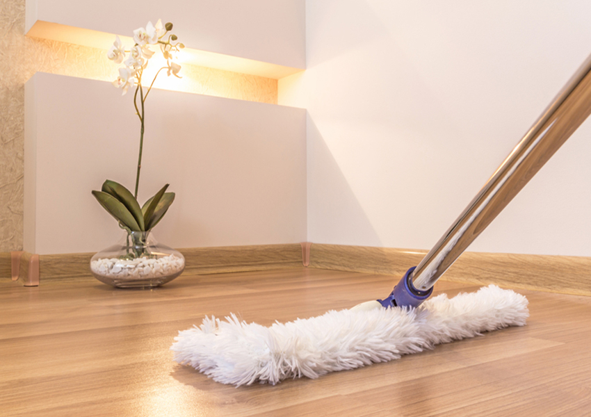 Vệ sinh sàn gỗ bằng chổi lau nhà