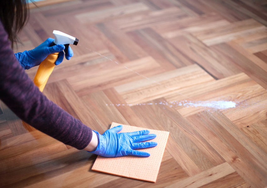 Vệ sinh sàn gỗ bằng khăn ẩm