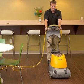 Vệ sinh sàn gỗ bằng chổi máy hút bụi